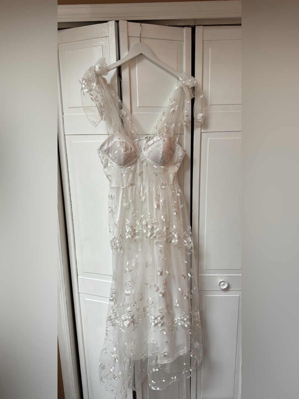 Elegant White Floral Appliqué Tulle Wedding Event Dress